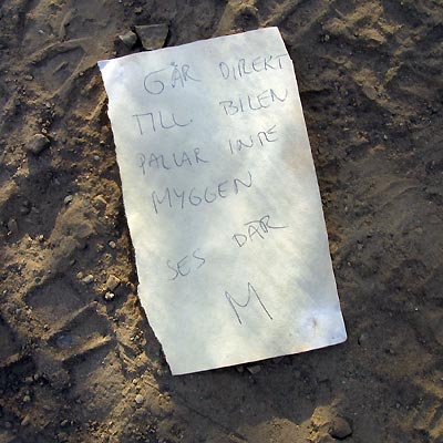Note paper on the ground
